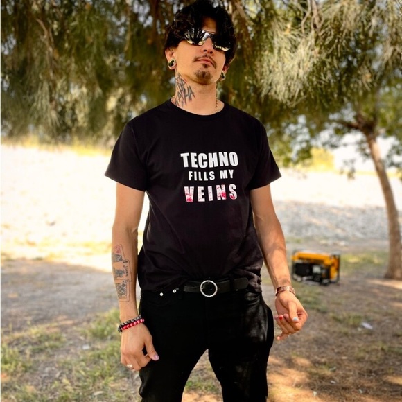 Techno Fills My Veins t-shirt - Picture 2 of 2
